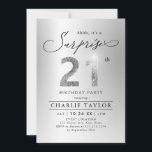 Modern silver glitter vuxen överraskning 21:a föde inbjudningar<br><div class="desc">Modern Shh,  det är en 21:a födelsedag med snyggt och faux silver glitter nummer 21 och dina party-uppgifter på silver bakgrund,  enkel och elegant,  underbar vuxen,  delfödelsedag för manar och kvinnor.  
Den svarta bakgrunden färg kan ändras till valfritt färg.</div>