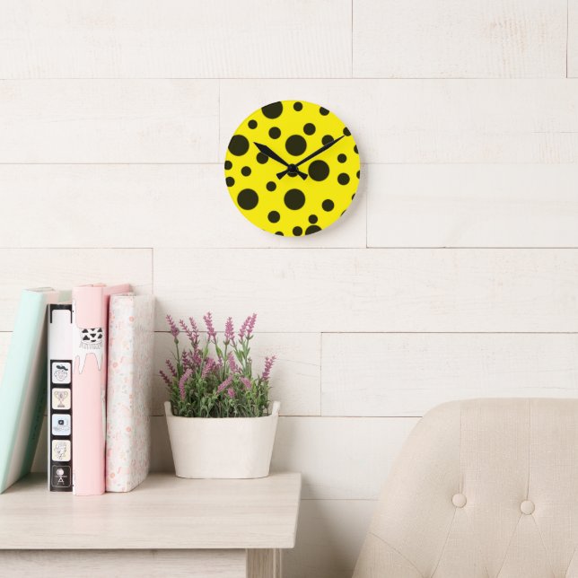 Modern Simple Black Polka-punkt gult mönster Rund Klocka (Läsesal)