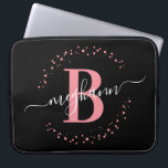 Modern Simple Girly Rosa Black Monogram<br><div class="desc">Girly, modern, trendig, elegant, rosa och svart, vit personlig för anpassningsbar av namn-skript som monogrammad laptop sleeve. Med ett inledande mongram och ett giftigt namn-skript i ett handskrivet kalligrafteckensnitt med svan och prickad cirkel ram runt ditt monogram. Perfekt feminin gåva till syster, mor, flickvän, födelsedag, bröllop, möhippa, söt 16 födelsedagsfester,...</div>