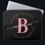 Modern Simple Girly Rosa Black Monogram Laptop Fodral<br><div class="desc">Girly, modern, trendig, elegant, rosa och svart, vit personlig för anpassningsbar av namn-skript som monogrammad laptop sleeve. Med ett inledande mongram och ett giftigt namn-skript i ett handskrivet kalligrafteckensnitt med svan och prickad cirkel ram runt ditt monogram. Perfekt feminin gåva till syster, mor, flickvän, födelsedag, bröllop, möhippa, söt 16 födelsedagsfester,...</div>