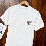 Modern Simple Grunge Anpassningsbar Badge Pet Phot T Shirt<br><div class="desc">Den här enkla och klassiska designen består av serif-typografi och lägger till ett anpassningsbar-foto.</div>