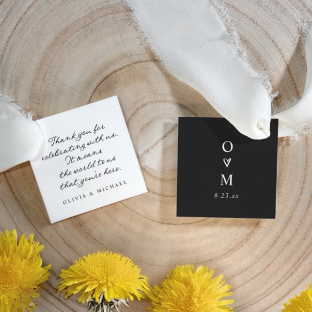 Modern Simple Handwriting Black and White Wedding Gåvor Etiketter (Modern handwriting wedding favor tags with initials and heart on back - black and white.)