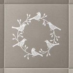 Modern skandinaviska fågel och rosehöftfrand kakelplatta<br><div class="desc">Utformning av Skandifågel och ro höftutandningspakercut stil. Vitt mot neutraltens bakgrund.</div>