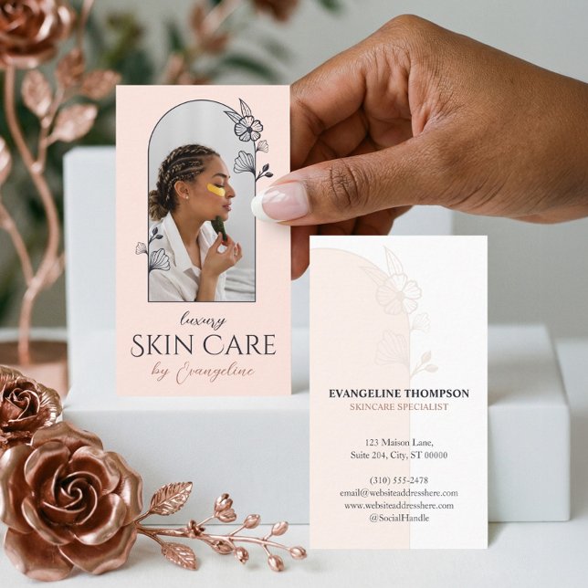 Modern Skincare Esthetician Floral Rose Arch Photo Visitkort (Modern Skincare Esthetician Floral Rose Arch Photo Business Card)