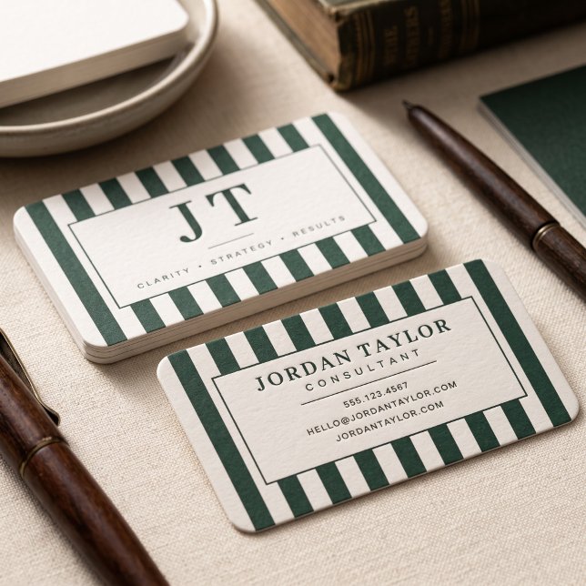 Modern skoggrön randig monogram visitkort (Simulated business cards on table)