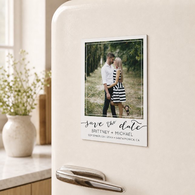 Modern Skräddarsydd Foto Spara Datum Vitt (Announce your wedding with this modern custom photo save-the-date design. )