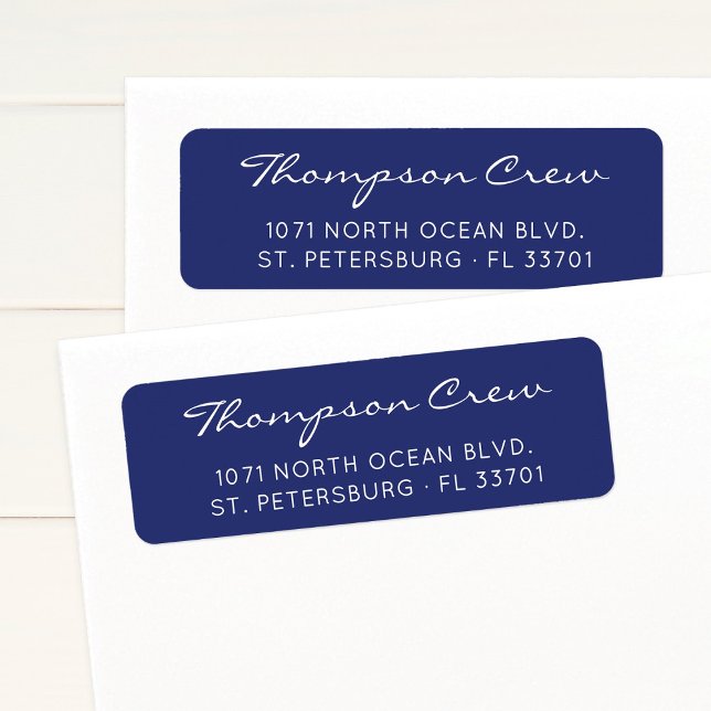 Modern skribentblått Returadress i Namn Etikett (Simple, elegant, white, modern script navy blue return address label featuring boat crew name.)