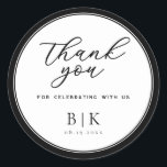 Modern skribentfavoriter för Gräns Black Tack Runt Klistermärke<br><div class="desc">Lägg till en tidlös beröring till ditt bröllop- eller bröllop-kontor med den här sofistikerade designen av klistermärke. Med en ren vit bakgrund med ett klassiskt svart gräns, visar detta klistermärke parets första initialer i ett snyggt serif monogram. Ord "Tack" visas i elegantens skript, följt av "för att fira med oss"...</div>