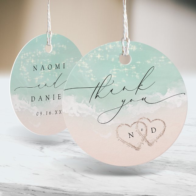 Modern skribentur i sandbanden gåvor etiketter (Modern Script Hearts in the sand Beach Wedding Favor Tags)