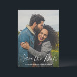Modern skrifttypografi Foto Elegant bröllop Spara Datumet<br><div class="desc">Modern bröllopsfotografi Spara datum-kort med en enkel design med elegant skrifttypografi över ditt favoritvertikala foto. Baksidan har två fyrkantiga foton tillsammans med ditt personliga meddelande i svart och vitt.</div>