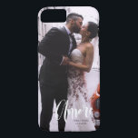 Modern skript - Anpassningsbar Foto, Namn och datu<br><div class="desc">"Fira kärlek och skapa ett bestående minne med vår "Amore" Modern Script Anpassningsbar Photo, Namn & Date iPhone 8/7 Fodral. Fodral är mer än bara ett beskyddande tillbehör till din mobila. Det är en personlig utställning av dina mest omhuldade stunder. Designat för att på ett klokt sätt visning dina speciella...</div>