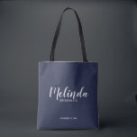 Modern skript, blå Personlig, bridesmaider Tygkasse<br><div class="desc">Modern personlig bridesmaid's namn i det moderna kalligrafteckensnittet stil med rubrik och bröllop datum i modernt sans serif font stil på marin blå Personlig. Även perfekt för Maid of honor,  Flower Girl,  Budens mamma m.fl.</div>