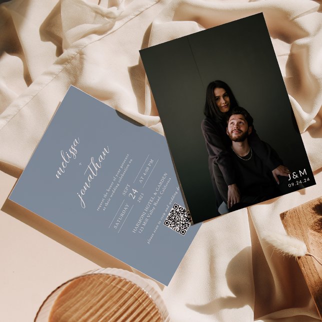 Modern skript - blått monogram QR-kod Bröllop Inbjudningar (Skapare uppladdad)