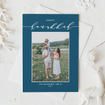 Modern skript Blue Lycklig Hanukkah Photo Julkort<br><div class="desc">Lycklig Hanukkah! Skicka Hanukkah önskemål till familj och vänner med det här anpassadets kalligrafi Hanukkah-kort. Den har kalligrafi av eleganten och enkel typografi. Anpassa genom att lägga till namn och ett foto. Lycklig Hanukkah-kortet i elegant finns på andra kartonger.</div>