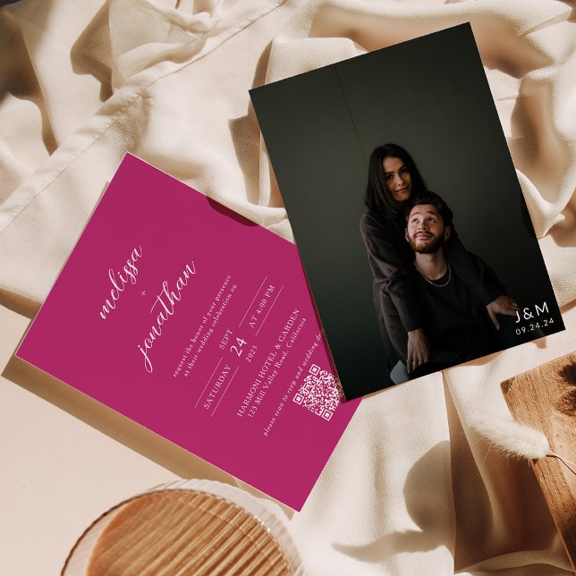 Modern skript Bright Rosa Monogram QR-kod Bröllop Inbjudningar (Skapare uppladdad)