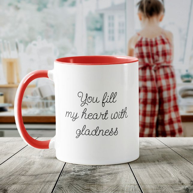 Modern skript du fyller mitt hjärta med gladens mugg (A white mug with a red handle and interior reads, "You fill my heart with gladness")