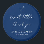 Modern skript Elegant bröllop Tack Magnet<br><div class="desc">din tacksamhet med en gåva som de kommer att ge kärlek. Vår personlig bröllop tackar er för att ni har klistermärken som är perfekten för att hedra minnet av er speciella dag samtidigt som vi tackar era gäster för att de är en del av den. Ge är dina gäster en...</div>