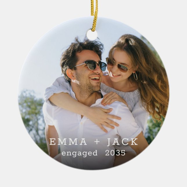 Modern Skript Elegant Förlovningsfoto Minne Julgransprydnad Keramik (Framsidan)