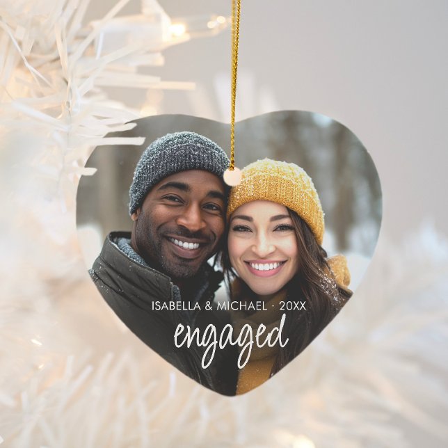 Modern skript Engelskt par Photo Helgdag Heart Julgransprydnad Keramik (Modern engaged couple photo ornament with script text and personalizable names and year. )