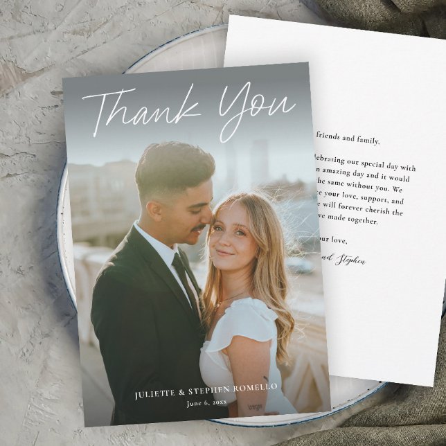 Modern Skript Enkel Foto Bröllop Tack Kort (A 2-sided Modern photo wedding thank you card with handwritten script typography overlay.)