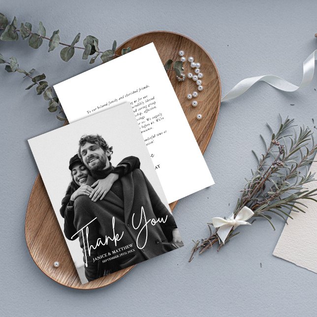 Modern Skript Enkel Foto Bröllop Tack Kort (Modern script photo wedding thank you card shares heartfelt gratitude with a personal touch)