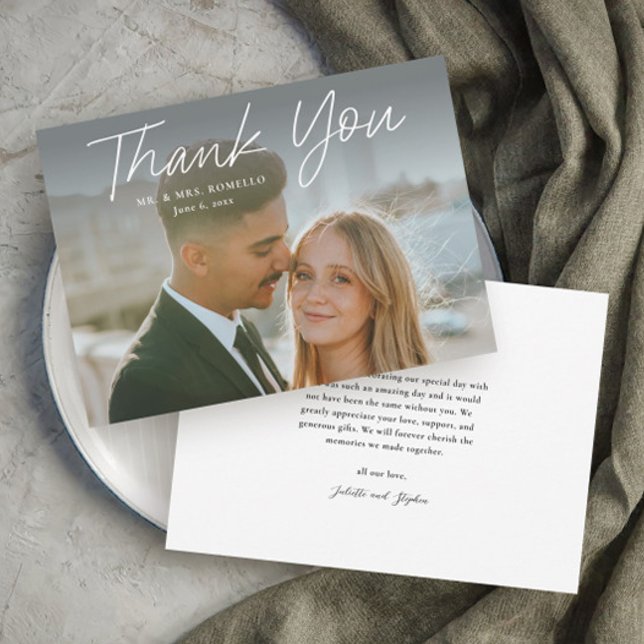 Modern skript - enkelt foto Bröllop Tack Inbjudningar (Modern script photo wedding thank you card with full bleed photo typography overlay.)