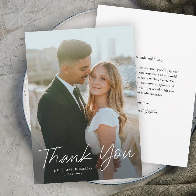 Modern skript - enkelt foto Bröllop Tack Kort (Modern script photo wedding thank you card with full bleed photo typography overlay.)