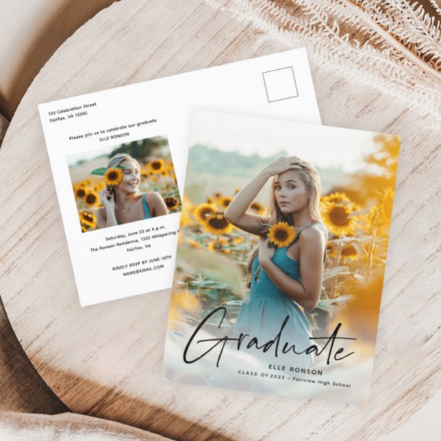 Modern skript - enkelt foto Studenten Inbjudan Vykort (Modern black script photo graduation announcement invitation postcard.)