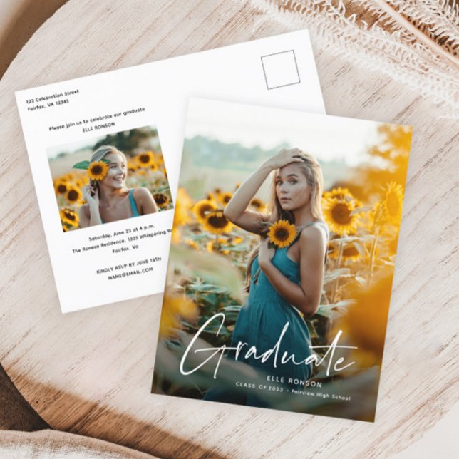 Modern skript - enkelt foto Studenten Inbjudan Vykort (Modern handwritten script photo graduation invitation postcard.)