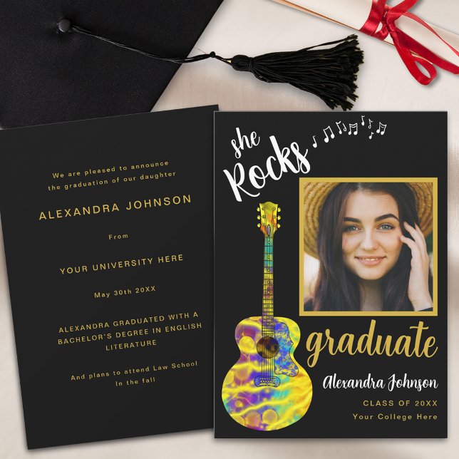 Modern Skript Examen Foto Psykedelisk Gitarr Inbjudningar (Fun modern graduate photo black and gold script graduation announcement card with Funky guitar music)