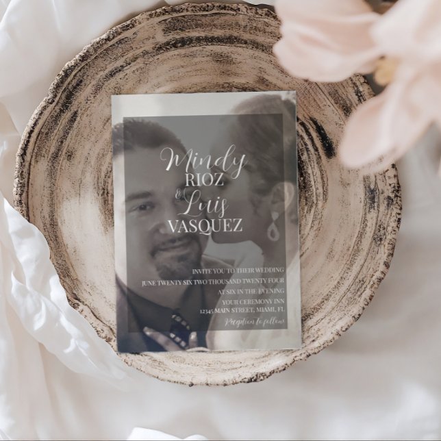 Modern skript Faux Velum Transparent Photo Bröllop Inbjudningar (Skapare uppladdad)