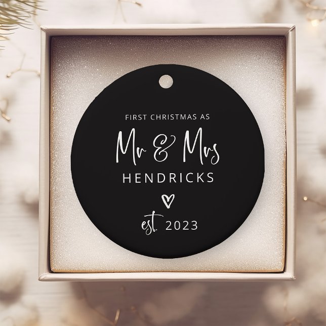 Modern skript | Första jul som Mr. och Mrs. Julgransprydnad Keramik (A modern, black Christmas ornament that makes the perfect keepsake gift for the newlyweds)
