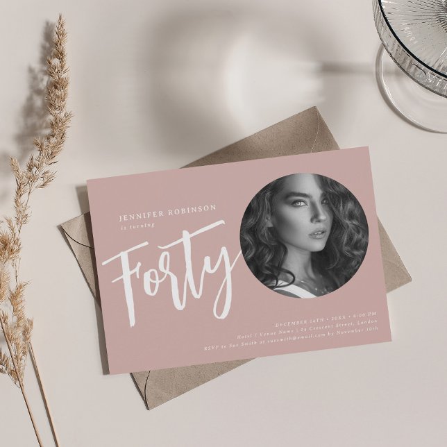 Modern skript Foto 40:e födelsedag Dusty Ro Rosa Inbjudningar (Modern Script Photo 40th Birthday Dusty Rose Pink Invitation)
