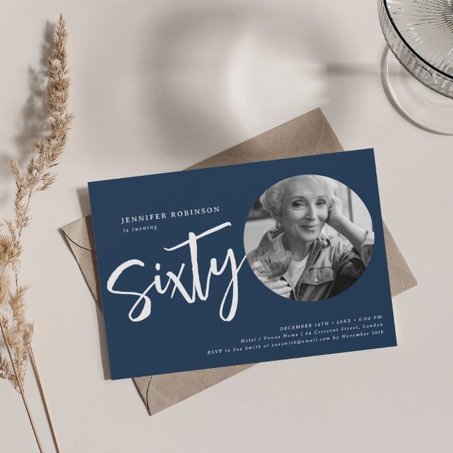 Modern skript Foto 60:e födelsedagsblått Inbjudningar (Modern Script Photo 60th Birthday Navy Blue Invitation)