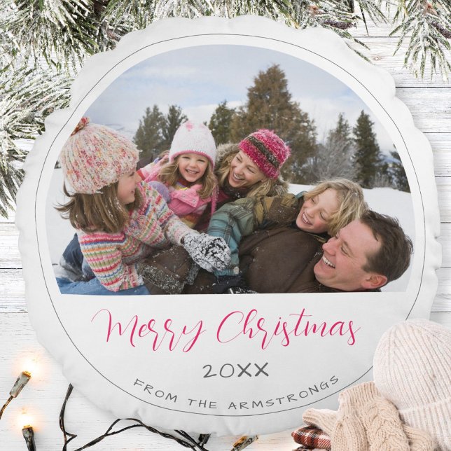 Modern skript Foto Julsouvenir Rund Kudde (Merry Christmas Script Family Photo Keepsake Round Pillow ©Susanne Sachers - Sunny Mind 🌞)