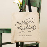 Modern skript Guld Välkommen till vår bröllopsförm Tygkasse<br><div class="desc">Den här moderna toteväskan med ett skript med minimal chic på avslappnaden med kalligrafi som läser WELCOME TO OUR BRÖLLOP, liksom dina egna namn och datum för nuptialer, har rengjort linjer för att skapa ett slimmat och sofistikerat utseende. Den underskattade stil med den lilla tryckta guldet hjärtdetaljer gör bröllopsdagen mer...</div>