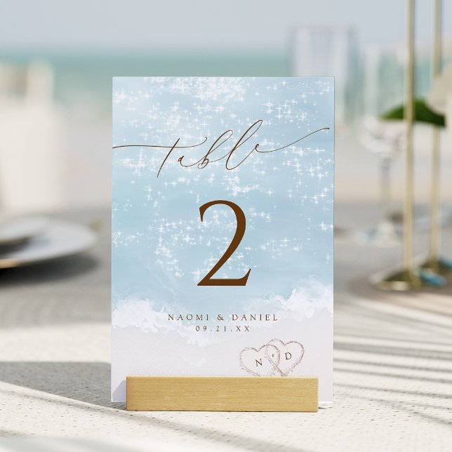 Modern Skript Hjärtan I Sanden Strand Bröllop  Bordsnummer (Modern Script Hearts In The Sand Beach Wedding Table Number)