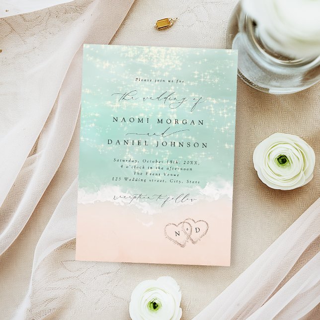 Modern Skript Hjärtan I Sanden Strand Bröllop  Inbjudningar (Modern Script Hearts In The Sand Beach Wedding Invitation)