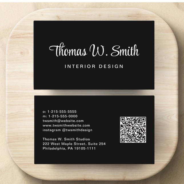 Modern skript QR-kod svart Visitkort (Capture attention and make connections with our modern signature script QR code black business card)