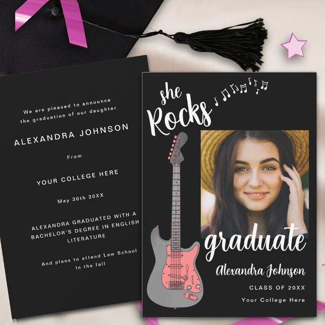 Modern Skript Rosa Gitarr Examen Foto Inbjudningar (Fun pink guitar black and white modern script graduate photo graduation announcement card)