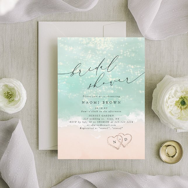 Modern Skript Sand Hjärtan Strand Bröllopsdusch  Inbjudningar (Modern Script Sand Hearts Beach Bridal Shower Invitation)