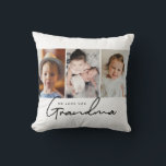 Modern skript Vi kärlekar dig morma Anpassningsbar Kudde<br><div class="desc">Använd vacker och modern typografi för orden "We kärlek you Grandma",  elegantens skript och klassiskt teckensnitt tillsammans med san serif type. Anpassa den här accenten dekorativ kudde med barnbarnen foton så att mormodern kan uppskatta och vårda Simple,  med tre fotofläckar som är genomtänkt utslitna. En underbar gåva till mormor.</div>