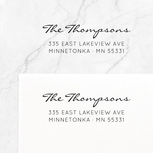 Modern skriptfamilj Namn. Returadress 09. Självfärgande Stämpel (Simple, modern, elegant typography self-inking return address stamp.)