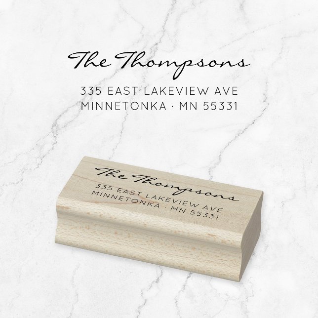 Modern skriptfamilj Namn. Returadress 09. Stämpel (Modern, elegant script typography wooden return address stamp. Basic typography address stamp.)