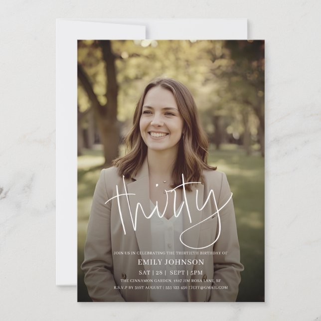 Modern skriptfotominimal 30års födelsedag inbjudningar (Framsida)