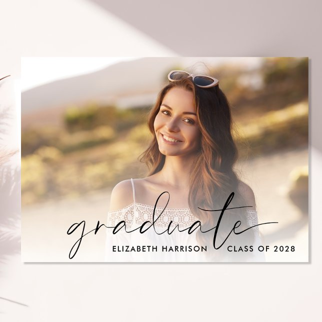 Modern skriptfotoöverlägg Studenten Meddelande (An elegant graduation announcement to celebrate your graduate's achievements)