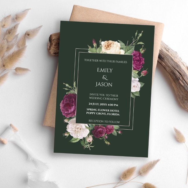 Modern Smaragdgrön Burgunder Röd Blommig Inbjudningar (Modern Emerald Green Burgundy Floral Invitation on a boho table.)