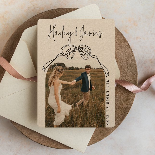 Modern Snarkig Handritad Båge KRAFT Foto Bröllop Spara Datumet (Rustic kraft boho trendy black hand drawn bow modern arch photo classy wedding rounded save the date)