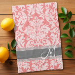 Modern Snöre Damask-mönster - Coral och Grått Kökshandduk<br><div class="desc">Trendig och feminin blommigt är skadligt för populärt färg. Dammen har en vismisk kalkbräda.</div>