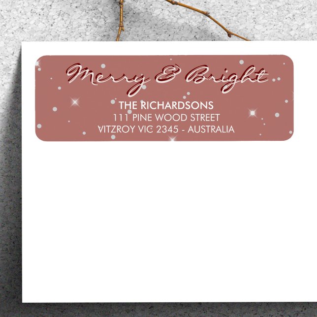 Modern Snowfall Merry och Bright Rosa jul Returadress Etikett (Sending warm wishes your way with a Merry & Bright!)